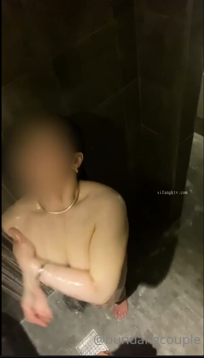 在小朋友的房間裡飼養著叔叔家的哥哥
